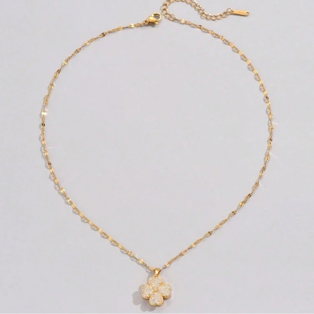 Elegant Gold Flower Pendant Necklace - Picture 3 of 3